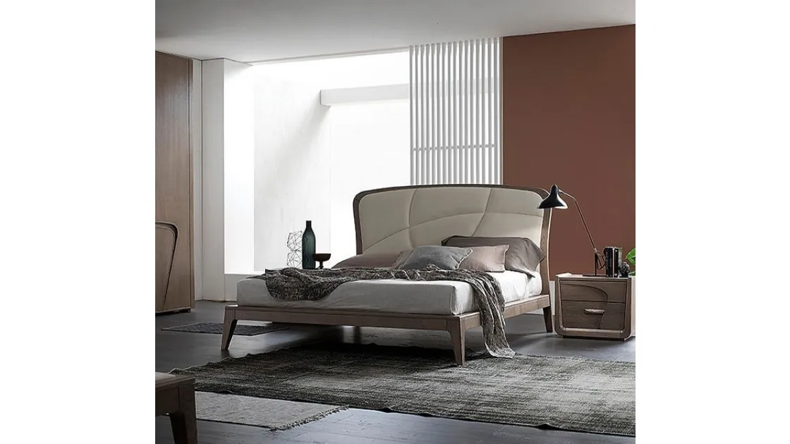 Letto matrimoniale in legno con testiera in pelle Plus di Fasolin